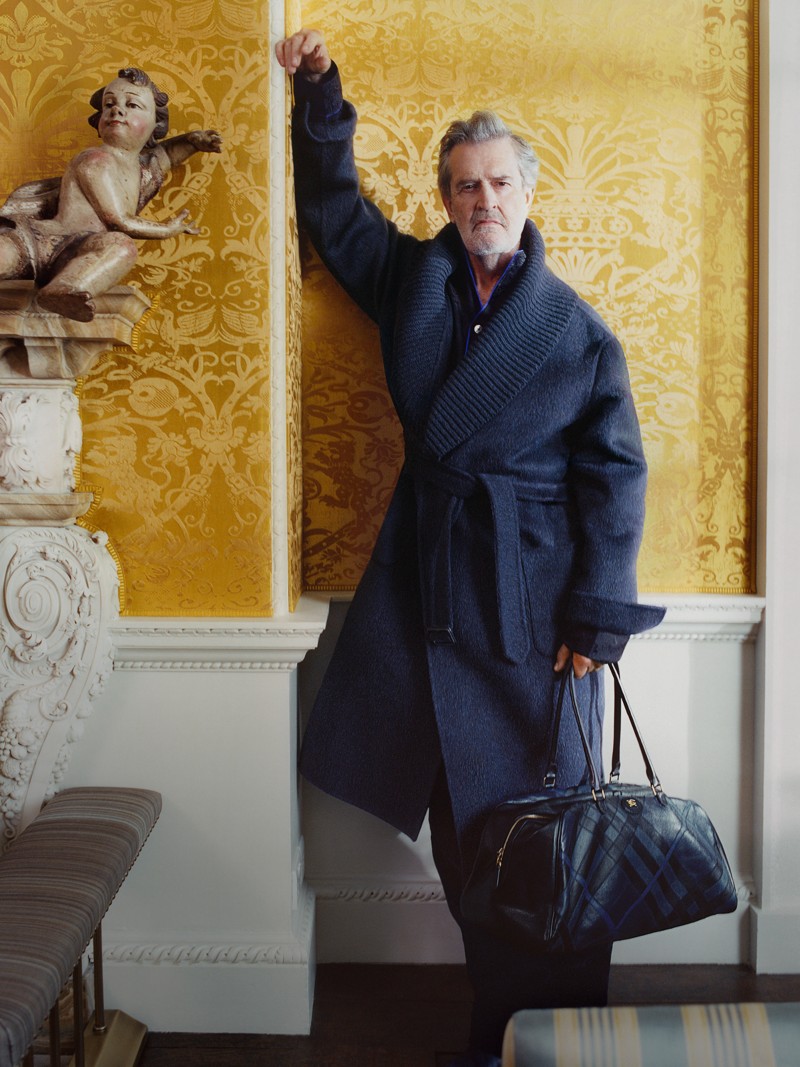 Rupert Evertt身穿Burberry外套，手拿Burberry压花格纹旅行包照片