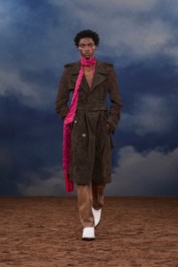 Burberry2026夏季时装秀，模特Ahmed Richards身穿佩斯利图案冲孔反绒面革风衣，搭配皮革Ledger靴