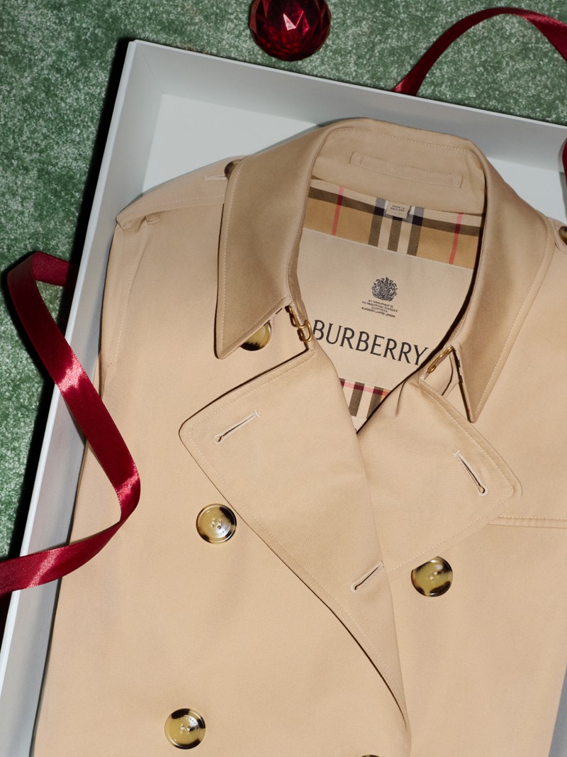 Burberry佳节宣传大片，蜂蜜色Heritage系列肯辛顿版型风衣出镜，配以节日礼品包装 