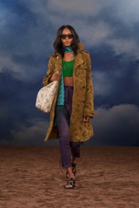 Burberry2026夏季时装秀，模特Blayse Jennings身穿佩斯利图案冲孔反绒面革风衣，搭配佩斯利图案冲孔皮革Bridle托特包