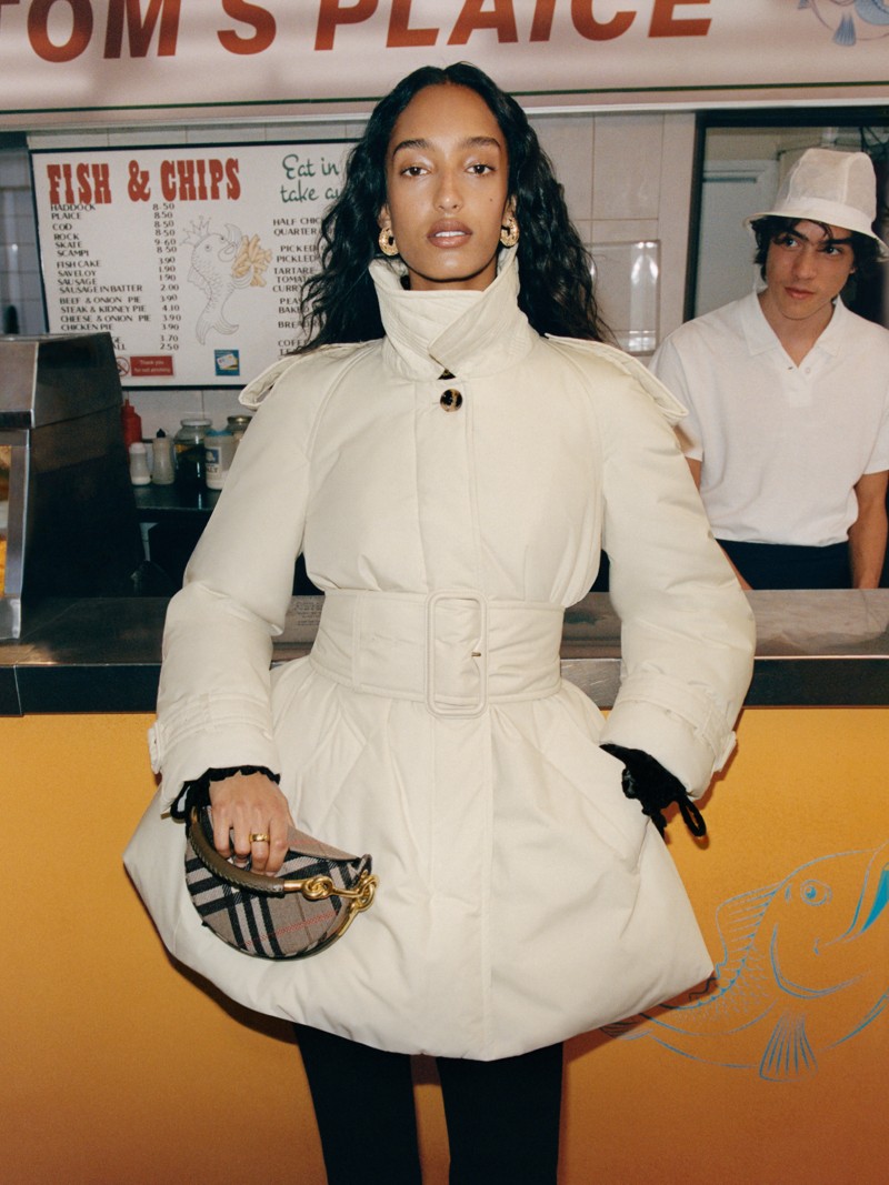 模特身穿羽绒服，出镜Burberry2025外套宣传大片