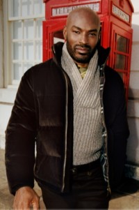 演员兼模特Tyson Beckford身穿Burberry针织衫，外搭Burberry格纹羽绒服