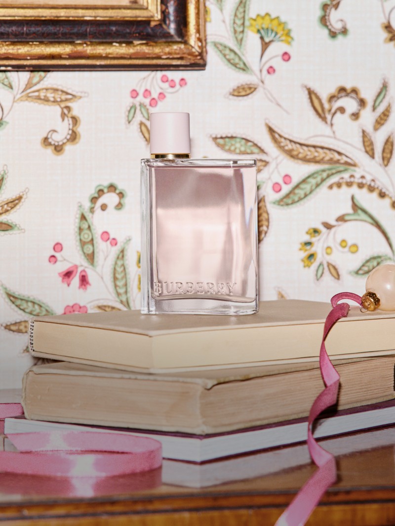 Burberry佳节宣传大片，花与她果漾香水放在书本上，配以佳节礼品包装 
