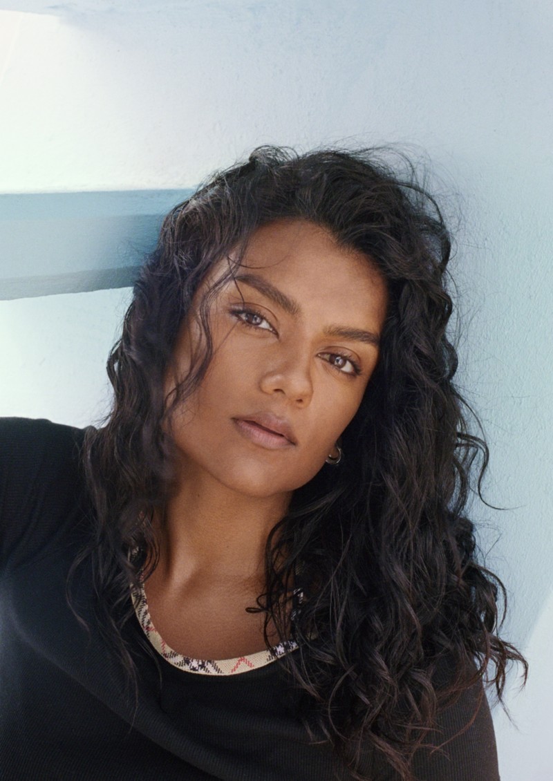 演员Simone Ashley身穿黑色Burberry格纹装饰弹力棉质T恤衫