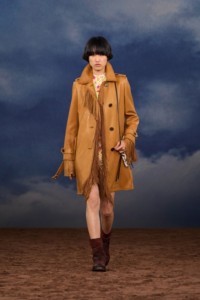 Burberry2026夏季时装秀，模特Asako Sato身穿流苏皮革轻便大衣，搭配蜡脂反绒面革Ledger靴