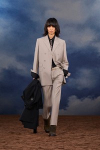 Burberry2026夏季时装秀，模特Yoko身穿羊毛马海毛双排扣量裁夹克，搭配羊毛马海毛量裁长裤
