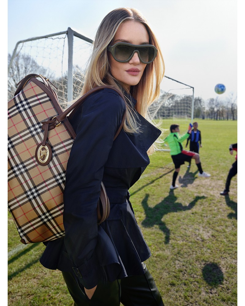 模特Rosie Huntington-Whiteley佩戴Burberry格纹托特包
