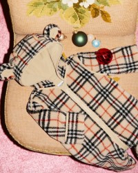 Burberry新生儿格纹绒头连帽连身衣照片