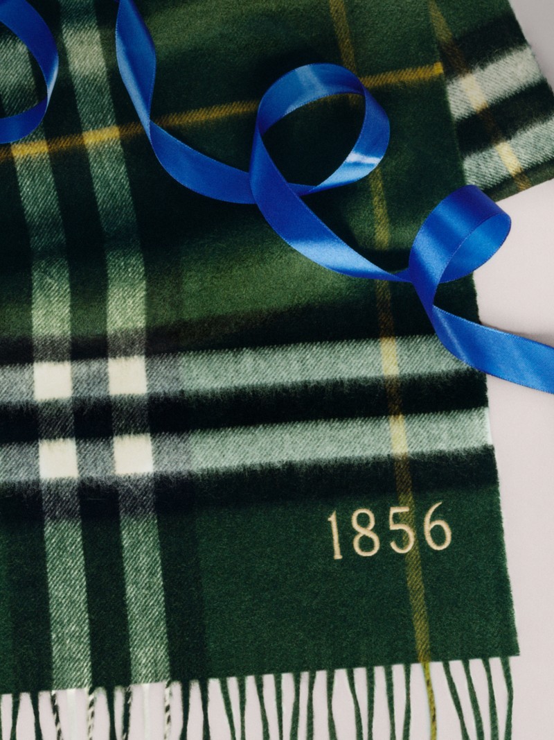 包装精美的深蕨绿色Burberry格纹羊绒围巾，饰有私人印记数字，适宜佳节赠礼