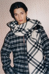 图片为模特佩戴Burberry格纹羊毛围巾