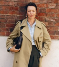 演员Olivia Colman身穿米色长款卡斯尔福德版型风衣 