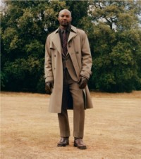 Burberry模特身穿粘土棕长款嘎巴甸Chestwood风衣，出镜2025外套系列宣传大片