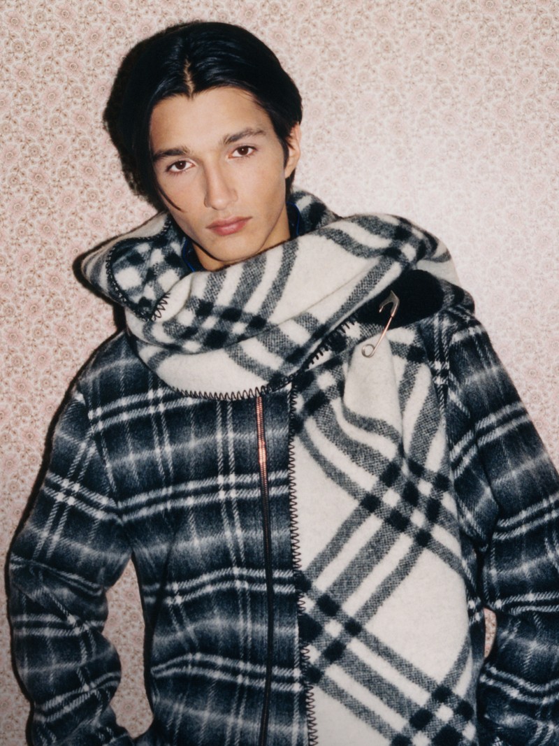 图片为模特身穿Burberry格纹外套，搭配格纹羊毛围巾