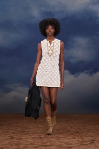 Burberry2026夏季时装秀，模特Assa Baradji身穿钩编针织连衣裙，搭配皮革Tone靴