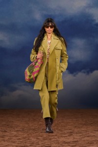 Burberry2026夏季时装秀，模特Parvesh Mudgal身穿棉质风衣，搭配格纹皮革Bridle托特包