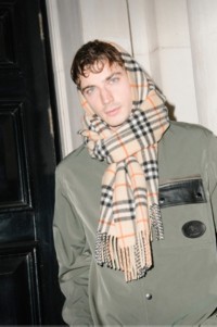 演员Guy Remmers佩戴Burberry格纹围巾照片