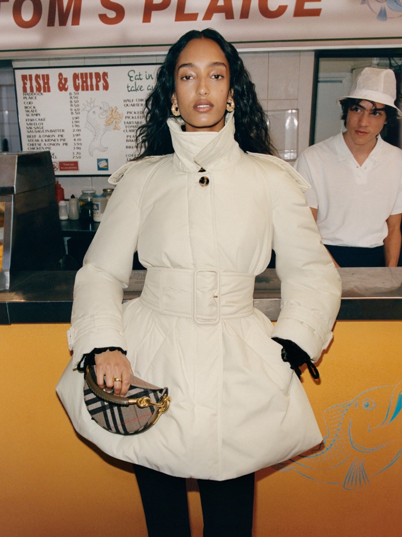 模特身穿羽绒服，出镜Burberry2025外套宣传大片