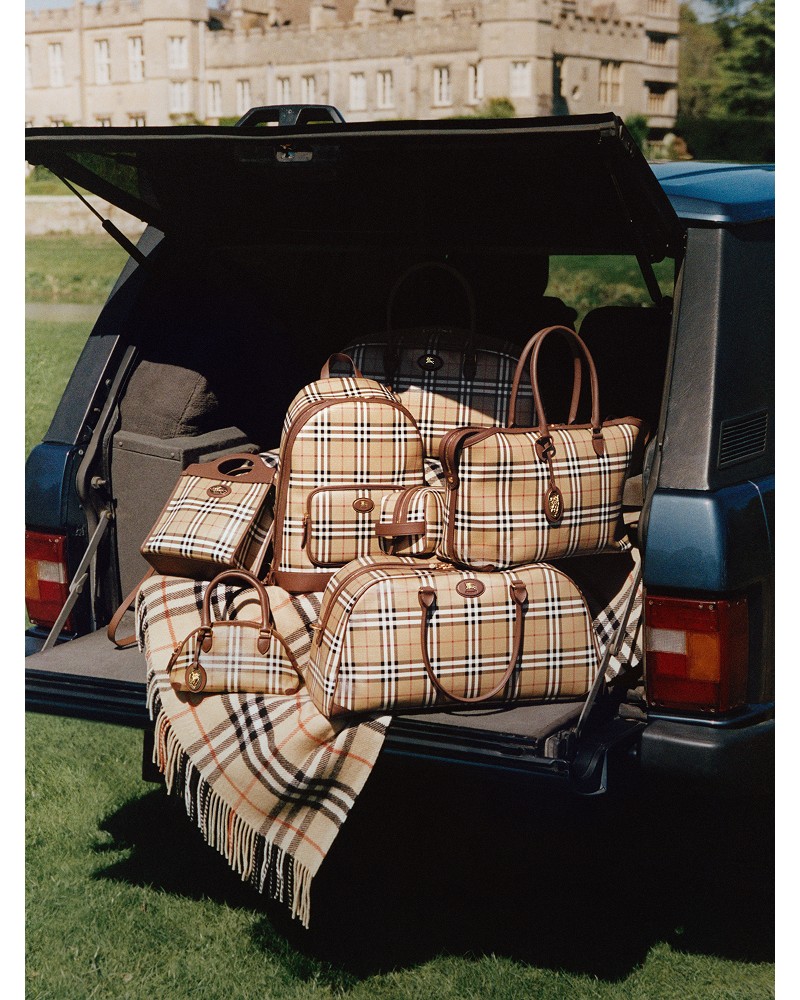 Burberry格纹包款合照，包括小号和迷你Primrose包、小号和中号拉链托特包、格纹双肩包以及小号Pocket口袋包