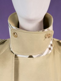 身穿 Burberry 风衣的模特特写 