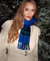 Rosie Huntington-Whitely身穿Burberry风衣，佩戴Burberry格纹围巾的照片
