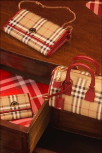 Burberry2025佳节宣传大片，私人印记礼品出镜