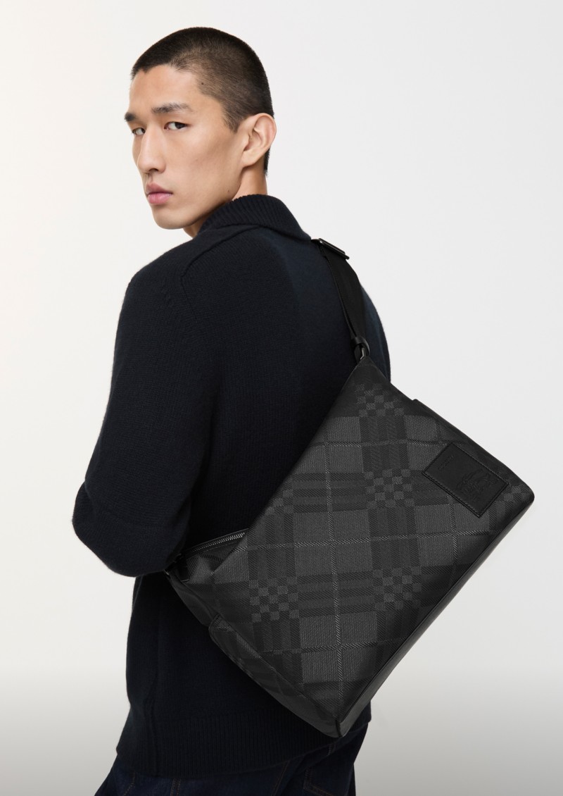 模特佩戴Burberry斜背包 