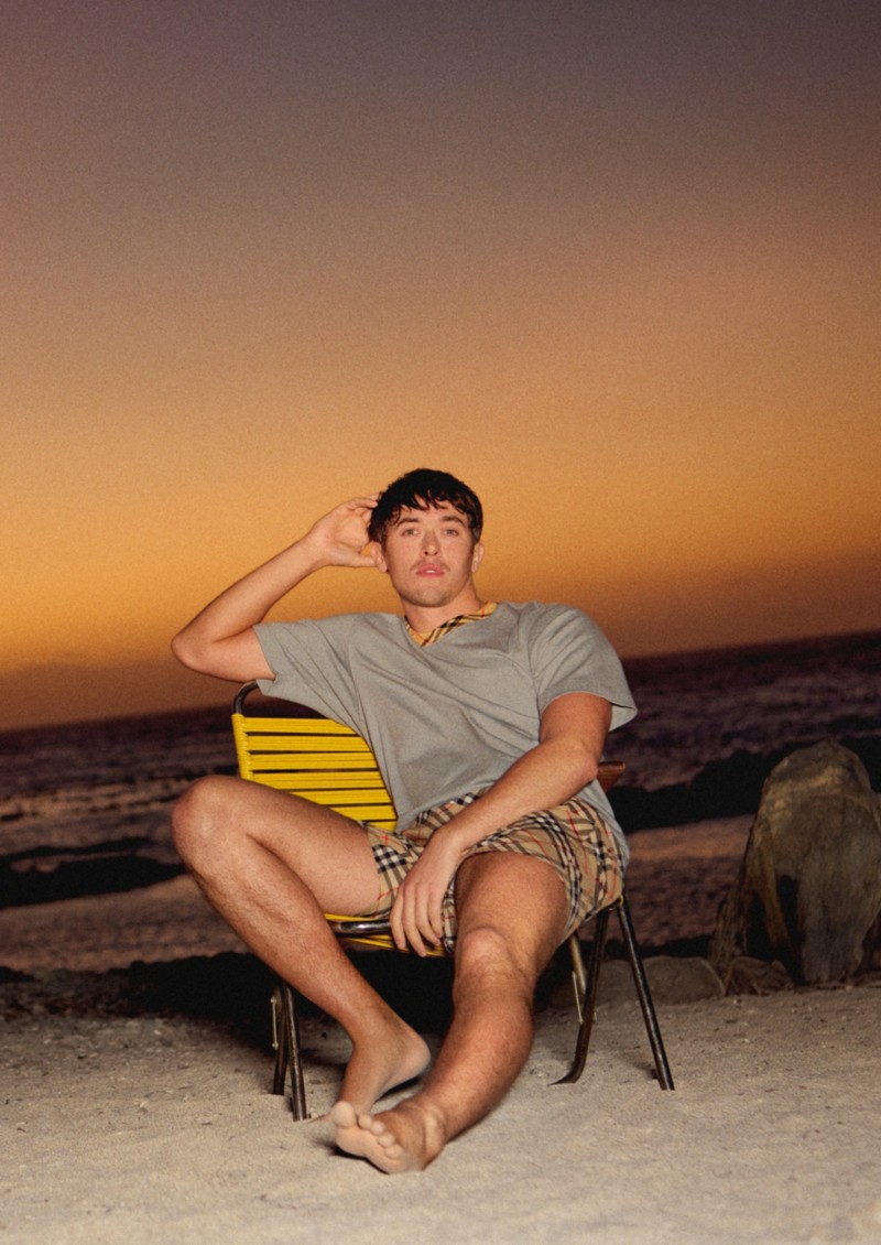 模特身穿森林灰格纹装饰棉质T恤衫