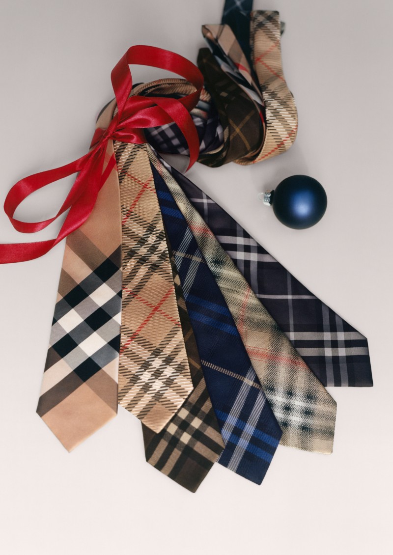 Burberry佳节宣传大片，带有节日装饰的全配色格纹领带出镜 