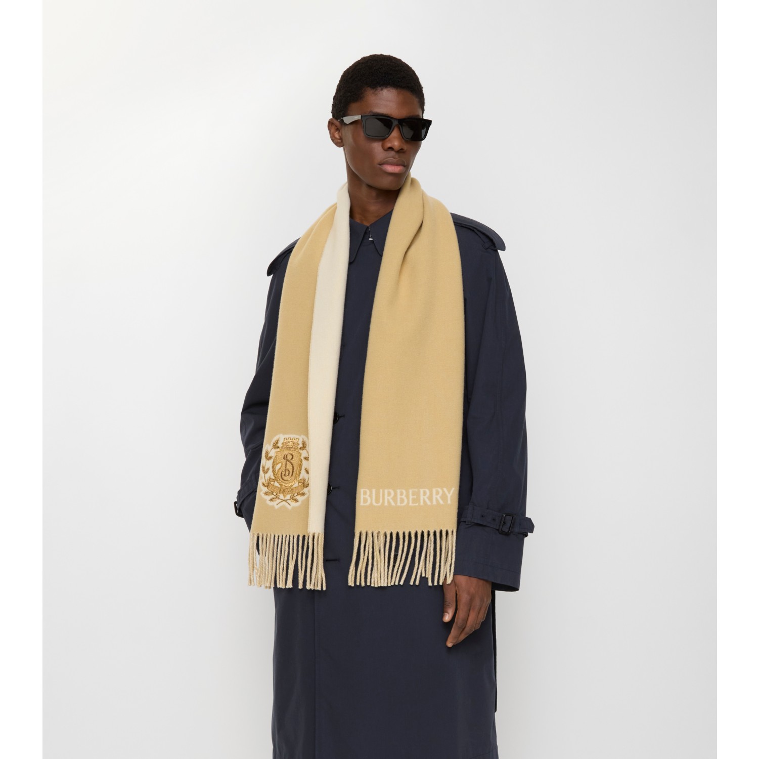 字母 B 徽章羊绒围巾