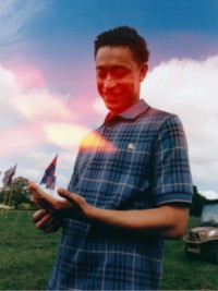 2025Burberry盛夏乐章宣传大片，Loyle Carner身穿格纹棉质Polo衫出镜