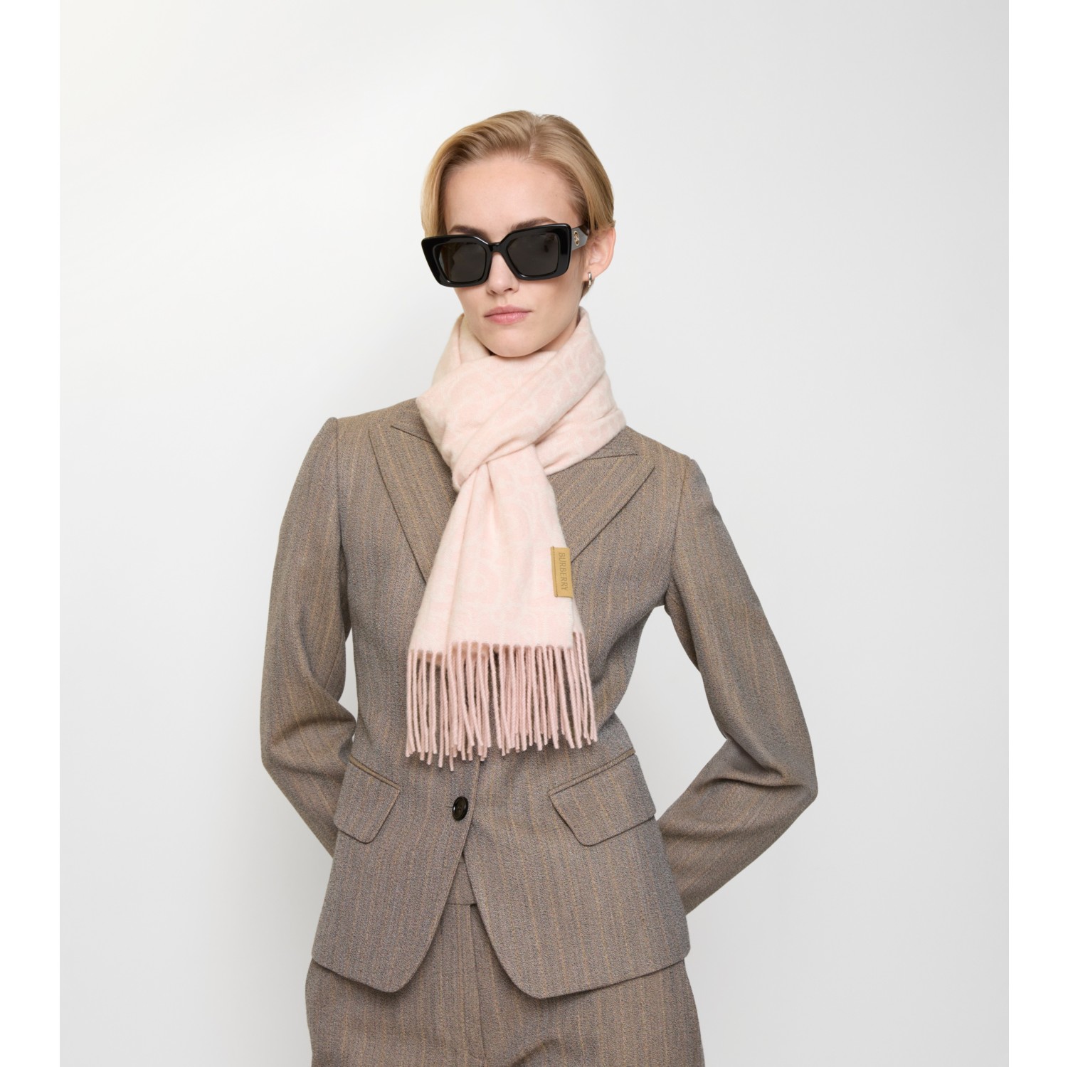 B 字型吊饰图案羊绒围巾