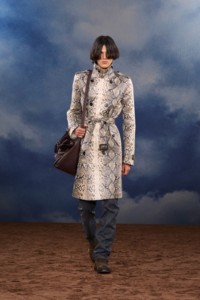 Burberry2026夏季时装秀，模特Billy Deutrom身穿蟒纹印花风衣，搭配加大号皮革Hampstead托特包