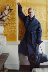 图片中，Rupert Evertt身穿Burberry2025冬季时装秀系列外套