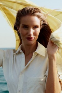 Rosie Huntington-Whiteley身穿暗雅白常规版型丝质混纺衬衫