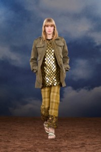 Burberry2026夏季时装秀，模特Jacqui Hooper身穿镜面方片刺绣连衣裙，搭配钉饰皮革Baez凉鞋