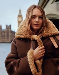 Cara Delevingne身着Burberry飞行员夹克