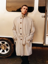Liam Gallagher身穿Burberry风衣照片