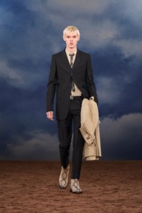 Burberry2026夏季时装秀，模特Blake Miller身穿羊毛马海毛量裁夹克，搭配蟒纹印花皮革Ledger靴
