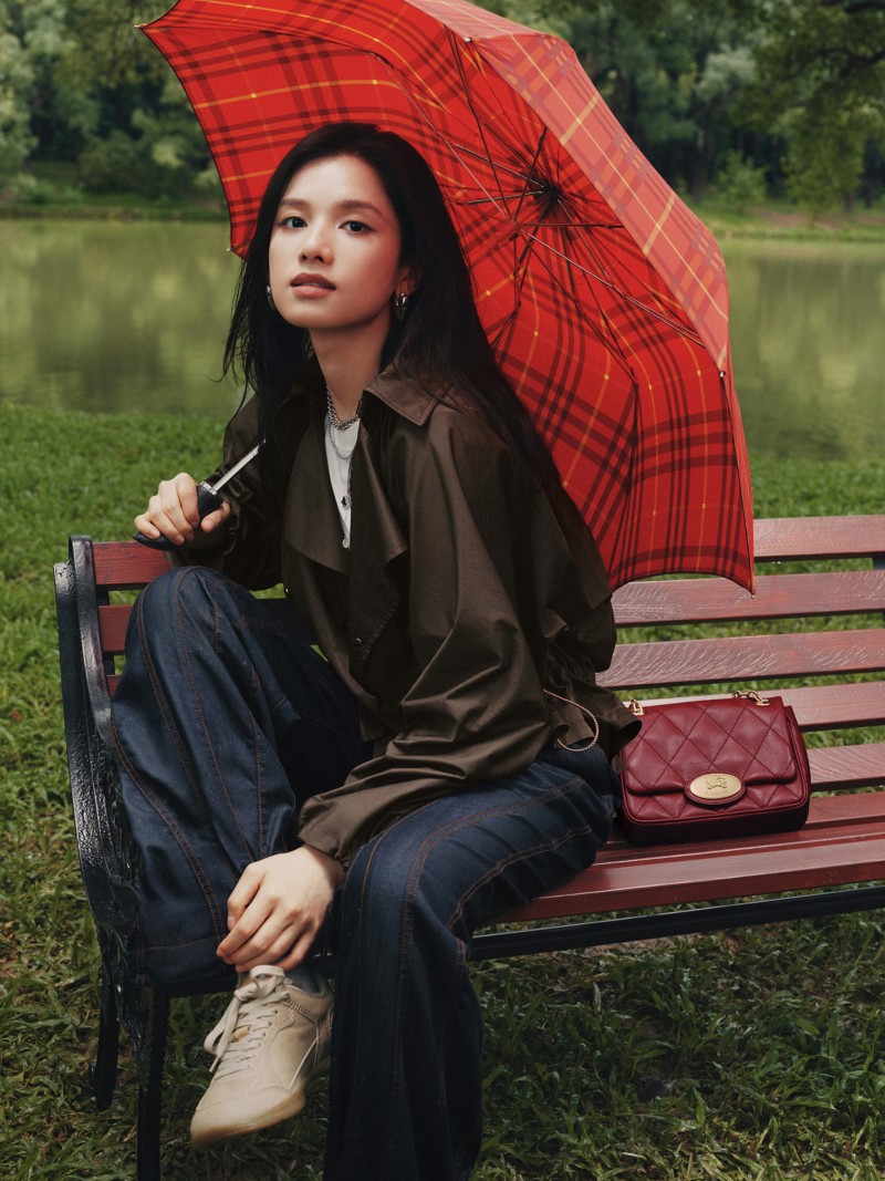 张婧仪手持红色格纹雨伞