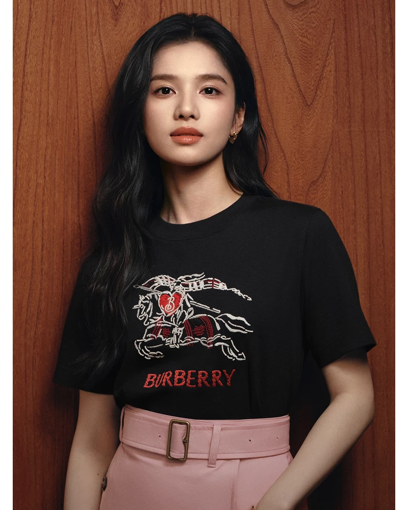模特张婧仪身着全新品牌元素服饰，礼赞七夕。