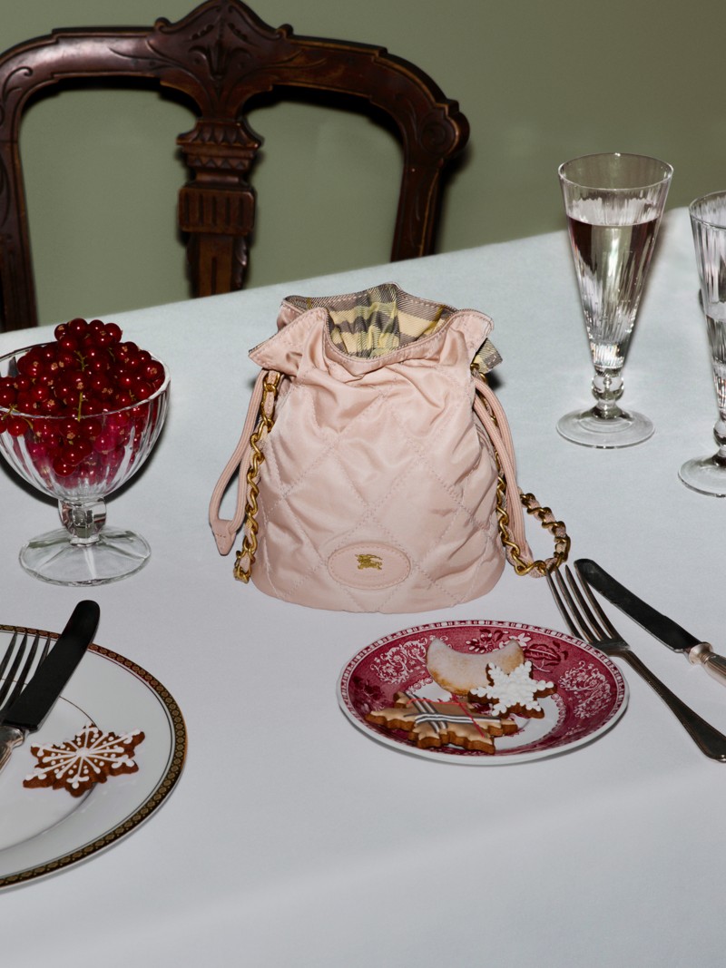 Burberry佳节宣传大片，粉色Horseshoe链饰收纳袋出镜 