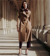 模特身穿长款羊绒肯辛顿版型风衣，出镜Burberry2025外套系列宣传大片