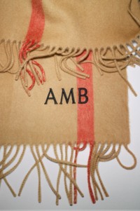 Burberry格纹围巾，饰有私人印记首字母刺绣AMB
