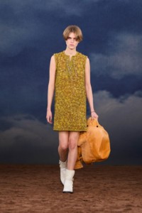 Burberry2026夏季时装秀，模特Libby Bennett身穿珠饰连衣裙，搭配皮革Ledger靴