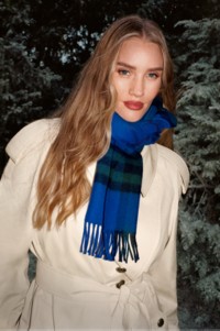 模特Rosie Huntington-Whiteley身穿Burberry风衣，并搭配骑士蓝Burberry格纹围巾的照片