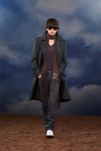 Burberry2026夏季时装秀，模特Solway Howie身穿印花尼龙风衣，搭配V领针织衫