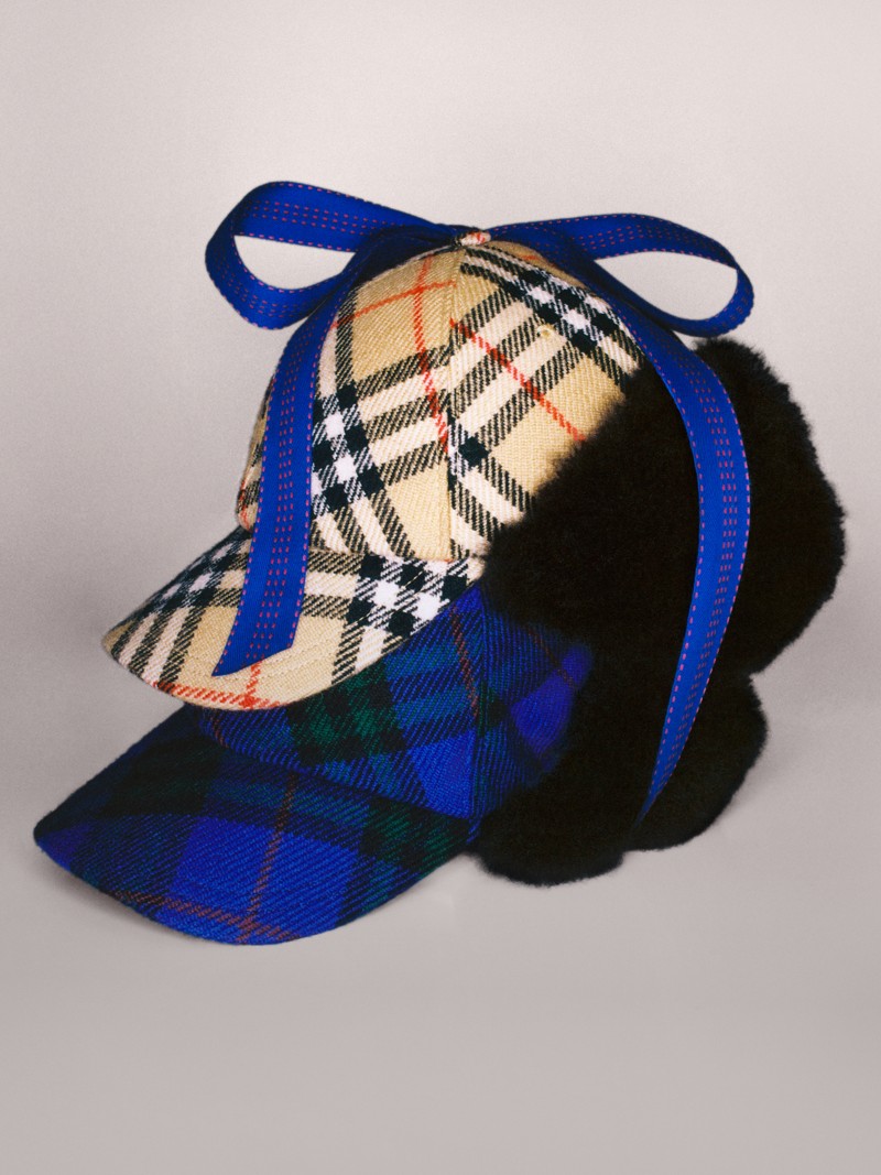 Burberry佳节宣传大片，典藏米色和蓝色格纹棒球帽出镜，配以节日礼品包装 