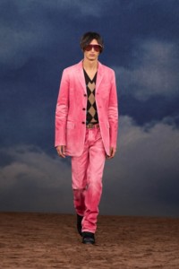 Burberry2026夏季时装秀，模特Ruben Bilan Carroll身穿粉色涂层牛仔量裁夹克，搭配菱形针织背心