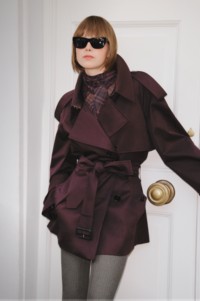 Burberry2025冬季宣传大片，出镜模特身穿外套和大衣
