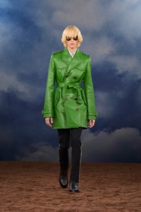 Burberry2026夏季时装秀，模特Truman Hickey身穿绿色皮革风衣，搭配刺绣羊毛丝质混纺量裁长裤